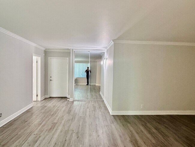 Building Photo - 1595 E Chevy Chase Dr