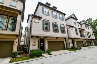 Building Photo - 446 N Live Oak St