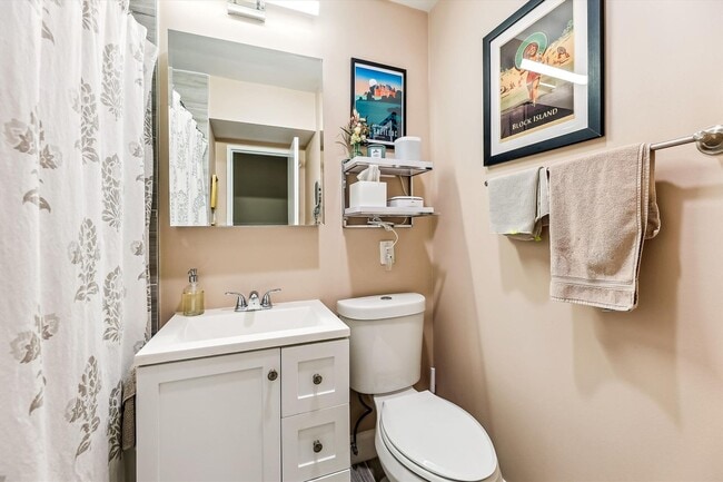 Building Photo - Chic Two-Level Condo in Prime SW Waterfront Location