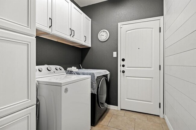 Building Photo - 2012 Santa barbara Ct