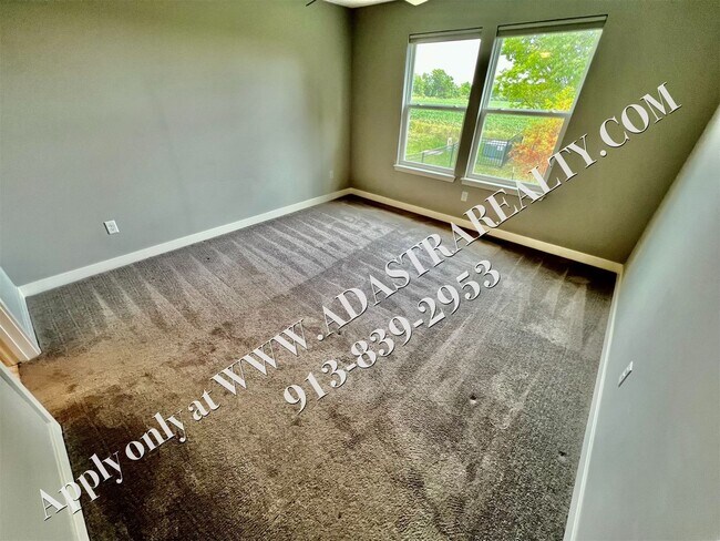 Building Photo - Beautiful Like New 4 Bed 4 Bath Home in Overland Park-Available NOW!!