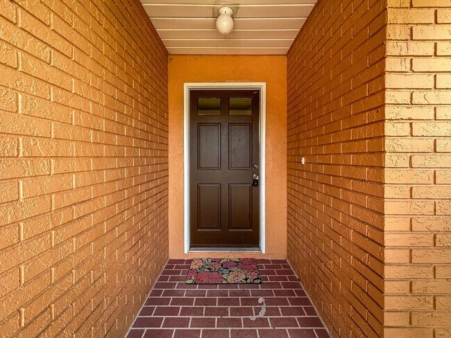 Building Photo - Move-In Ready 3 Bed | 2 Bath Home in Prime Tampa Location