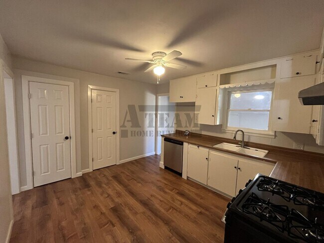 Building Photo - Beautiful Remodeled 3 Bed 2 Bath