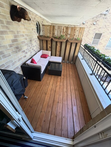 Building Photo - 1550 N Warren Ave