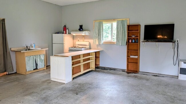 Building Photo - 3451 Sharon Rd