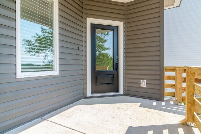 Building Photo - Amazing 3 bed 2.5 w/fenced yard. 10 min fr...