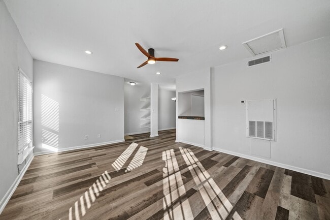 Building Photo - 9009 Richmond Ave.