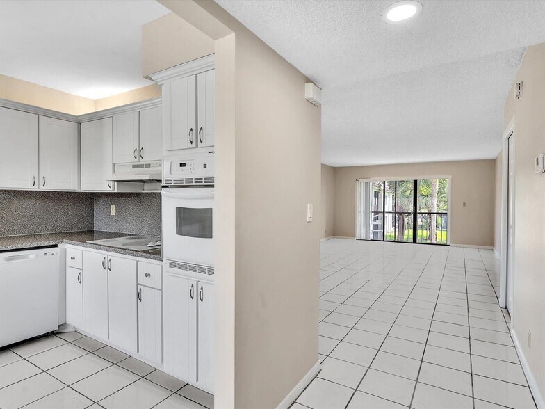Building Photo - 16252 Laurel Dr