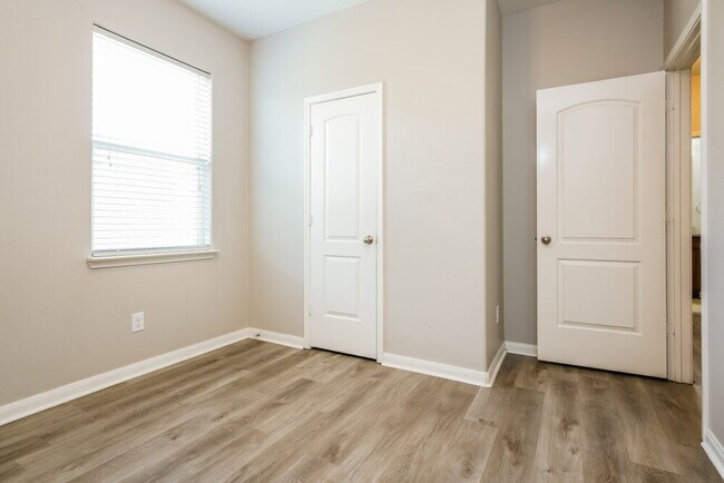 Building Photo - 2120 Foxglove Ct