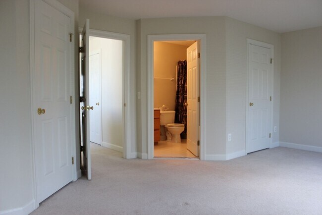 Building Photo - Lovely 3 Bedroom 2.5 Bath Townhome with De...
