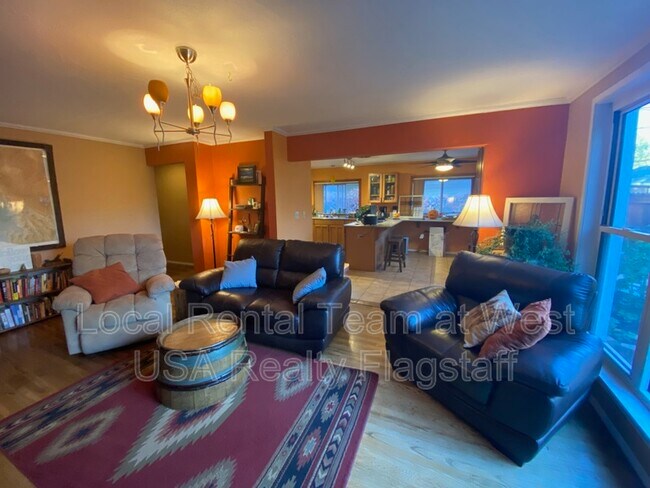 Primary Photo - 1620 N Sunset Dr