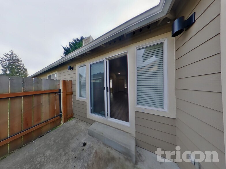 Building Photo - 622 6th Ave S