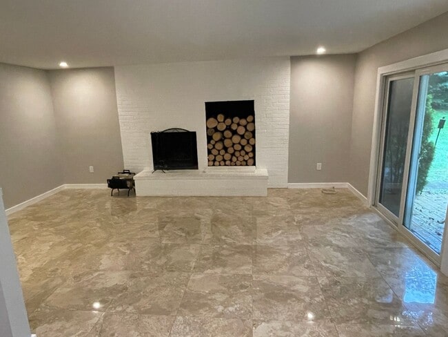 Building Photo - Luxury 5 bed, 3.5 bath with Pool!