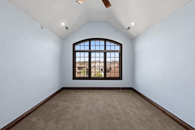 Building Photo - 5 Bedroom Dream Home!