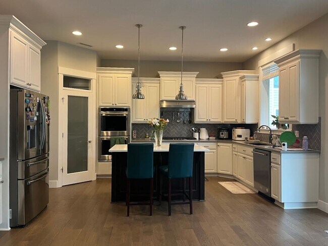 Building Photo - Fabulous 5 BD* 3 BA* + LARGE Bonus Room* S...