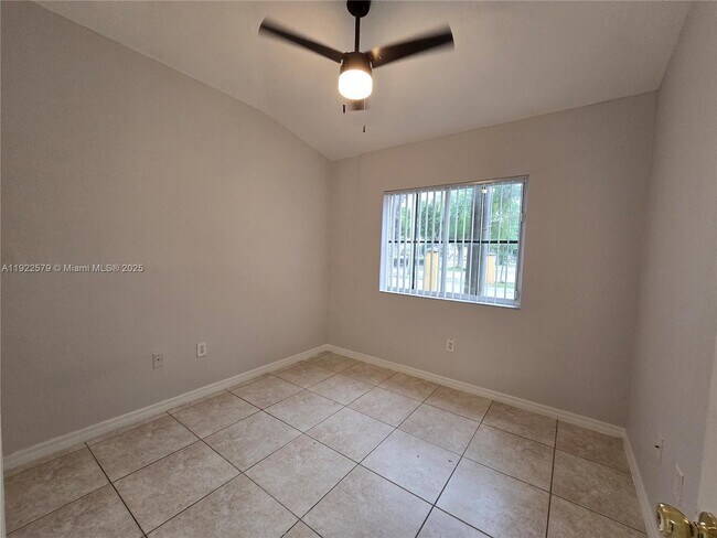 Building Photo - 15 NE 13th Ave