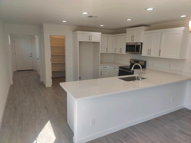 Building Photo - 9543 W Troy Dr