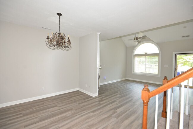 Building Photo - 2 Bedroom Townhome in Cypress Point North
