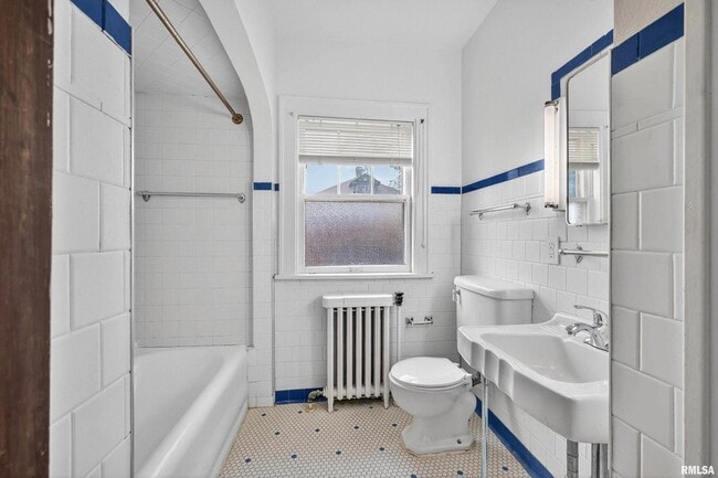 Building Photo - 318 W Columbia Ave