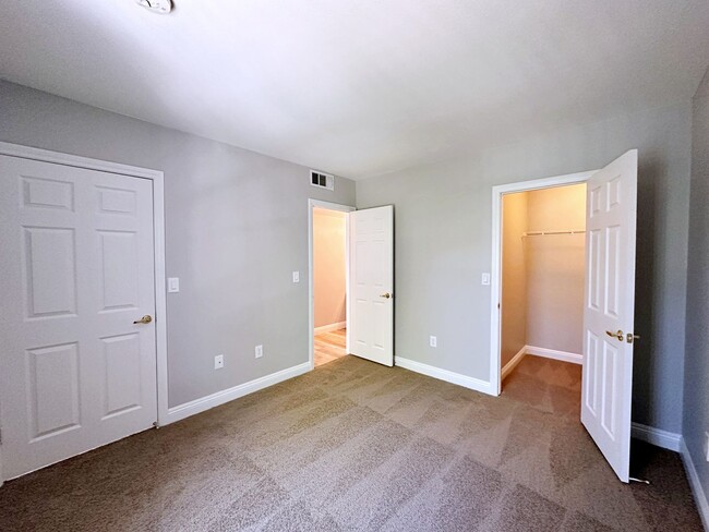 Building Photo - 2 BEDROOM 2 BATH UPSTAIRS CONDO IN GATED S...