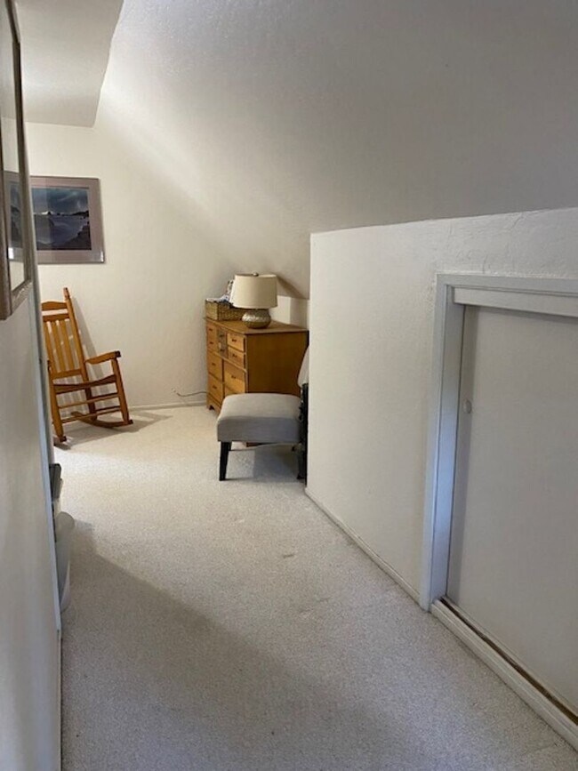 Building Photo - Lovely 3 Bedroom Home with Upgrades Throug...