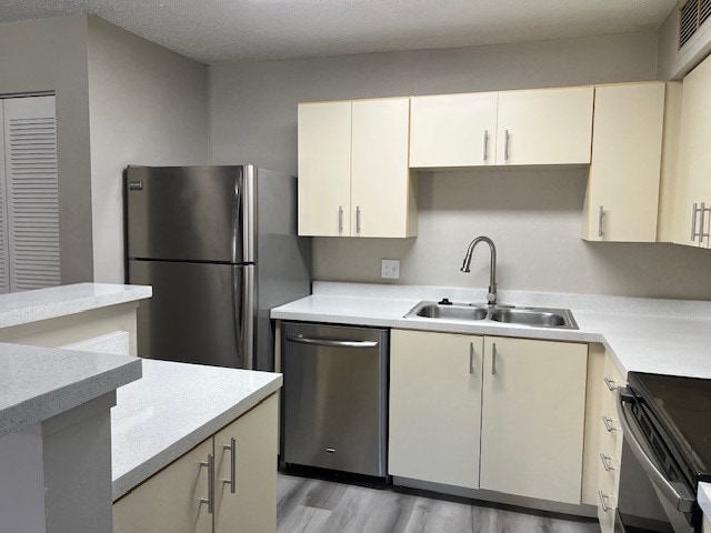 Kitchen - 345 Lakepointe Dr