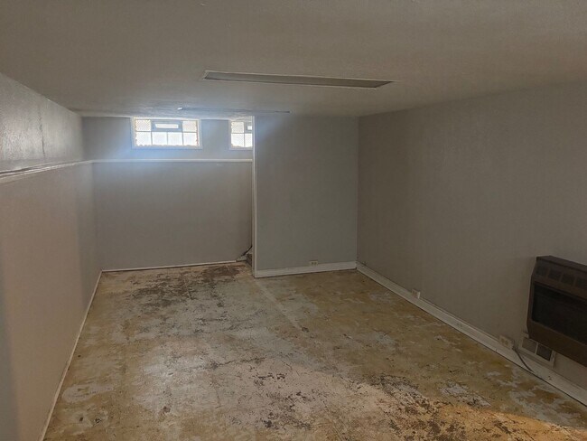 Building Photo - Move-In Ready 3BR Home w/ Fireplace, Garage & Basement – Cleveland