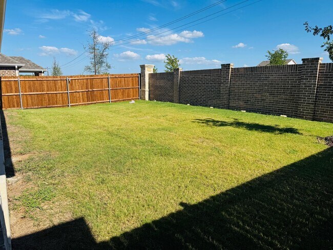 Building Photo - 801 Easthill Dr