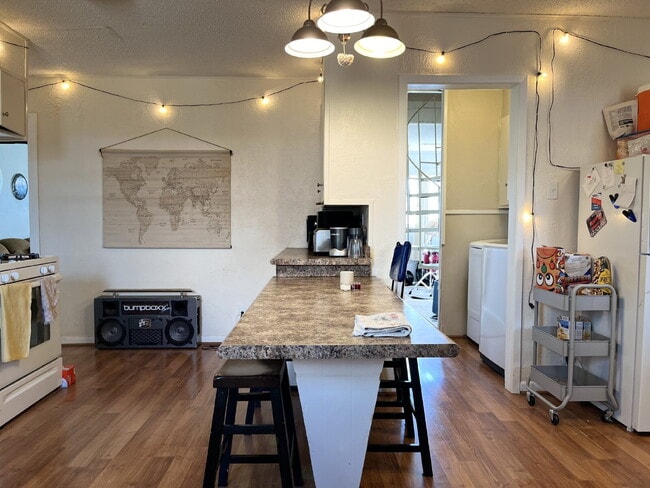 Building Photo - Spacious 4-Bedroom Home Available for Fall 2026 Pre-Lease