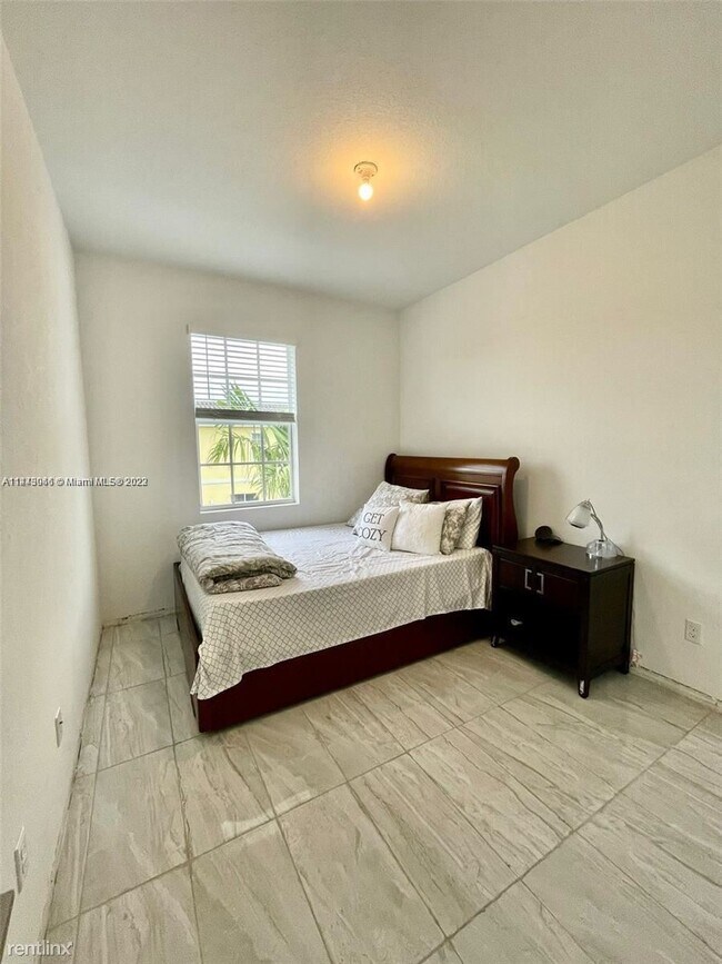 Building Photo - 3 br, 2.5 bath House - 4037 NW 11th Pl