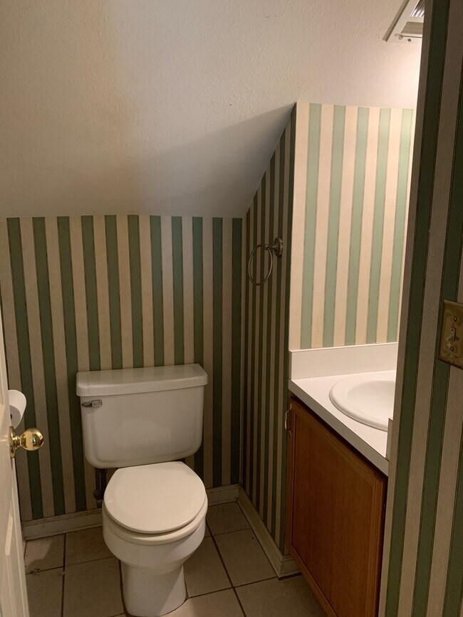 Building Photo - 3/2.5 Near Downtown Available July 25, 2026~ See appt instructions in txt