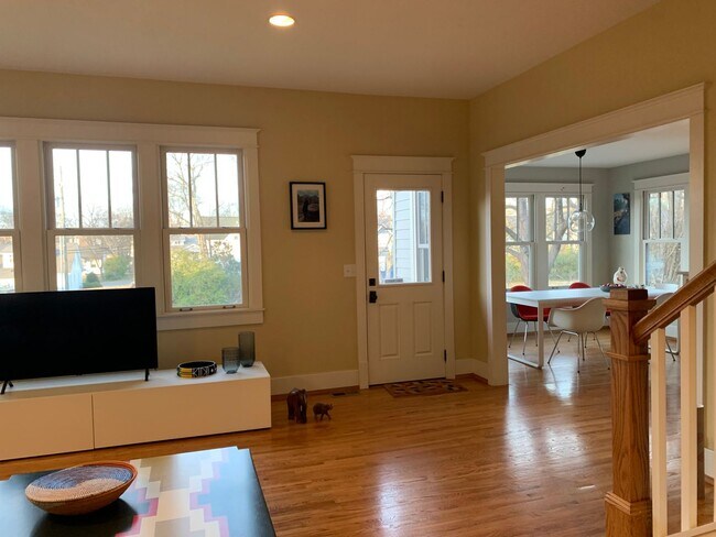 Building Photo - Charming Home in Belmont-Hillsboro Neighborhood, minutes to Vandy and Belmont, Fenced Yard