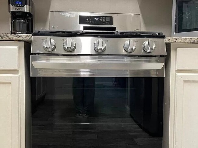New oven range - 1704 Whitney Way