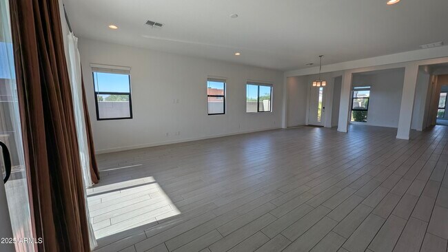 Building Photo - 9414 S 7th Pl