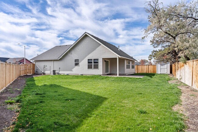 Building Photo - 3BR - 2BA Modern Living in a Quiet Cul-de-Sac