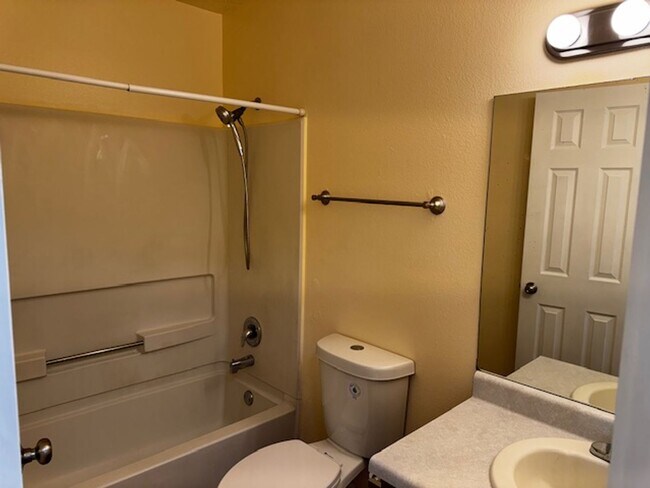 Building Photo - Spacious & Immaculate 3-Bed / 2-Bath Home