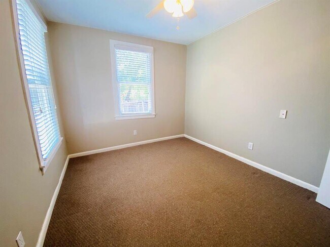 Building Photo - 521 E Live Oak St