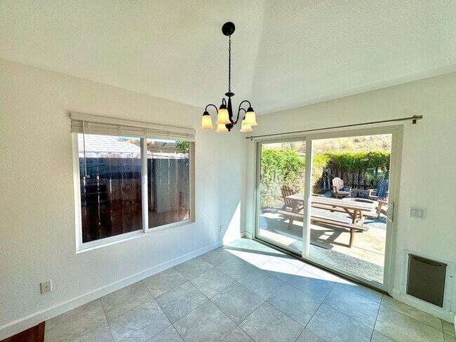 Building Photo - Great 3B/2BA House in San Marcos!