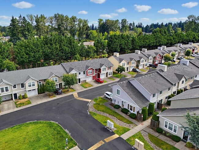 Building Photo - Spacious Puyallup Townhouse | 3-Bed Home with Main-Floor Primary Suite & Stainless Steel Appliances!