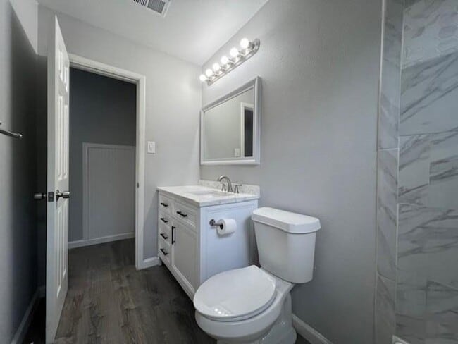 Building Photo - 304 N Oak St