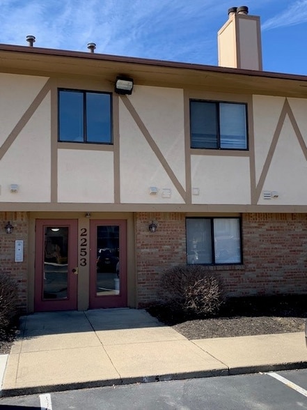 Building Photo - 2253 Hedgerow Road