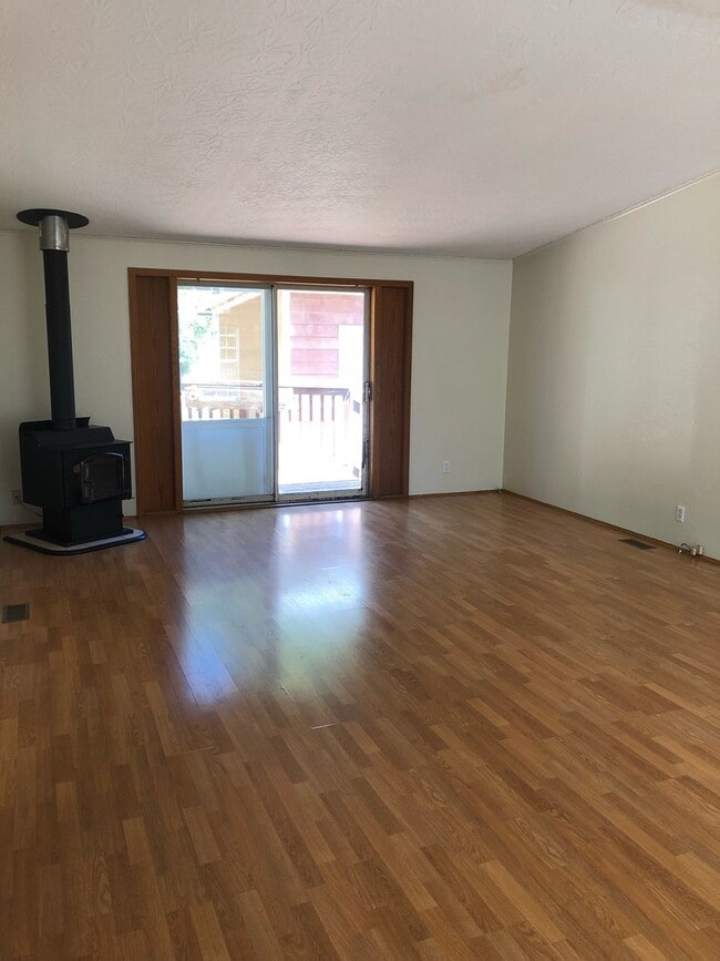 Building Photo - Spacious 3 bedroom home