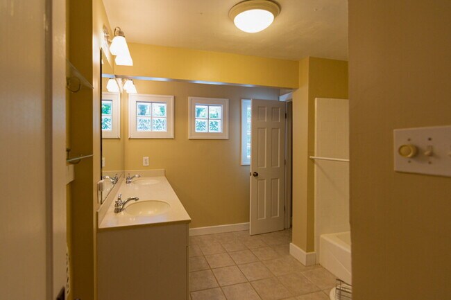 Building Photo - 26 Bagwell Ave