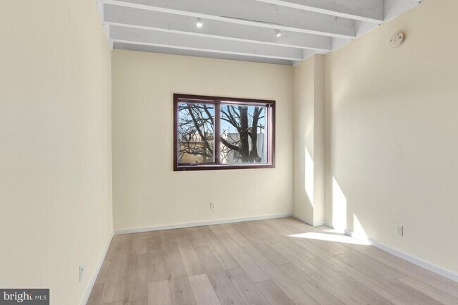 Building Photo - 2520 E Hagert St