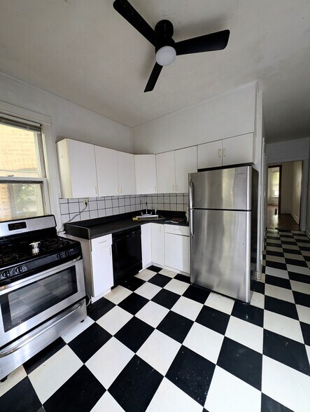 Building Photo - 1466 W Rascher Ave
