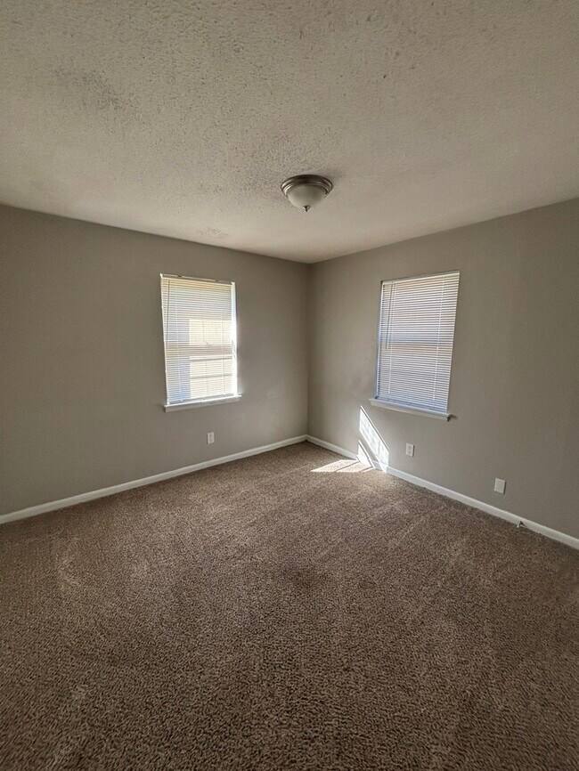 Building Photo - 1116 Southeastern Ave