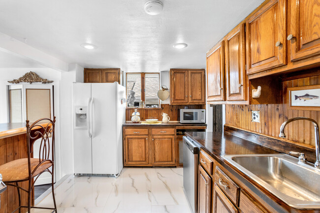 Building Photo - 1411 Cross Bay Blvd