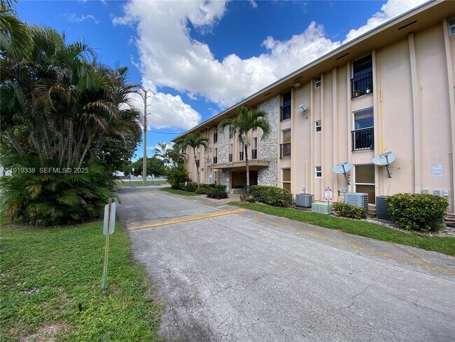 Building Photo - 241 S Royal Poinciana Blvd