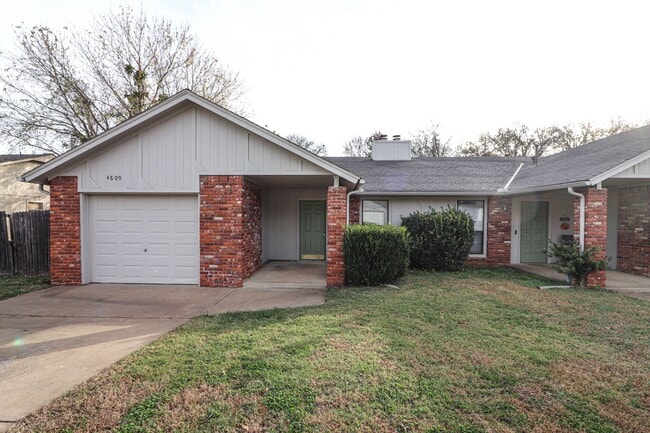 Building Photo - Cozy & Updated