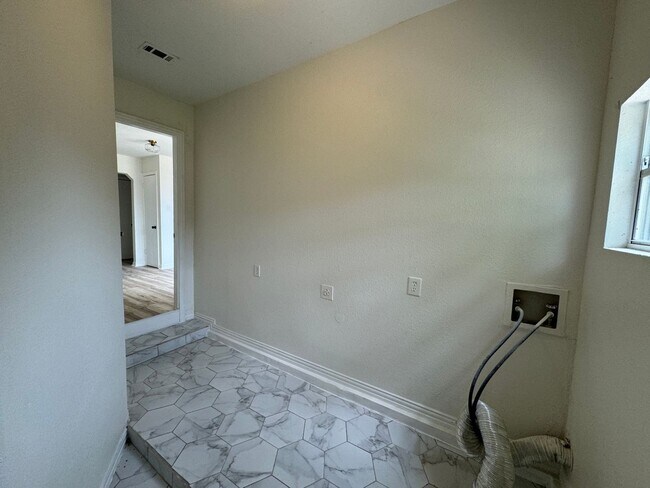 Building Photo - 3-Bedroom House for Rent in Copperas Cove